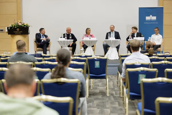 Utrinki s konference